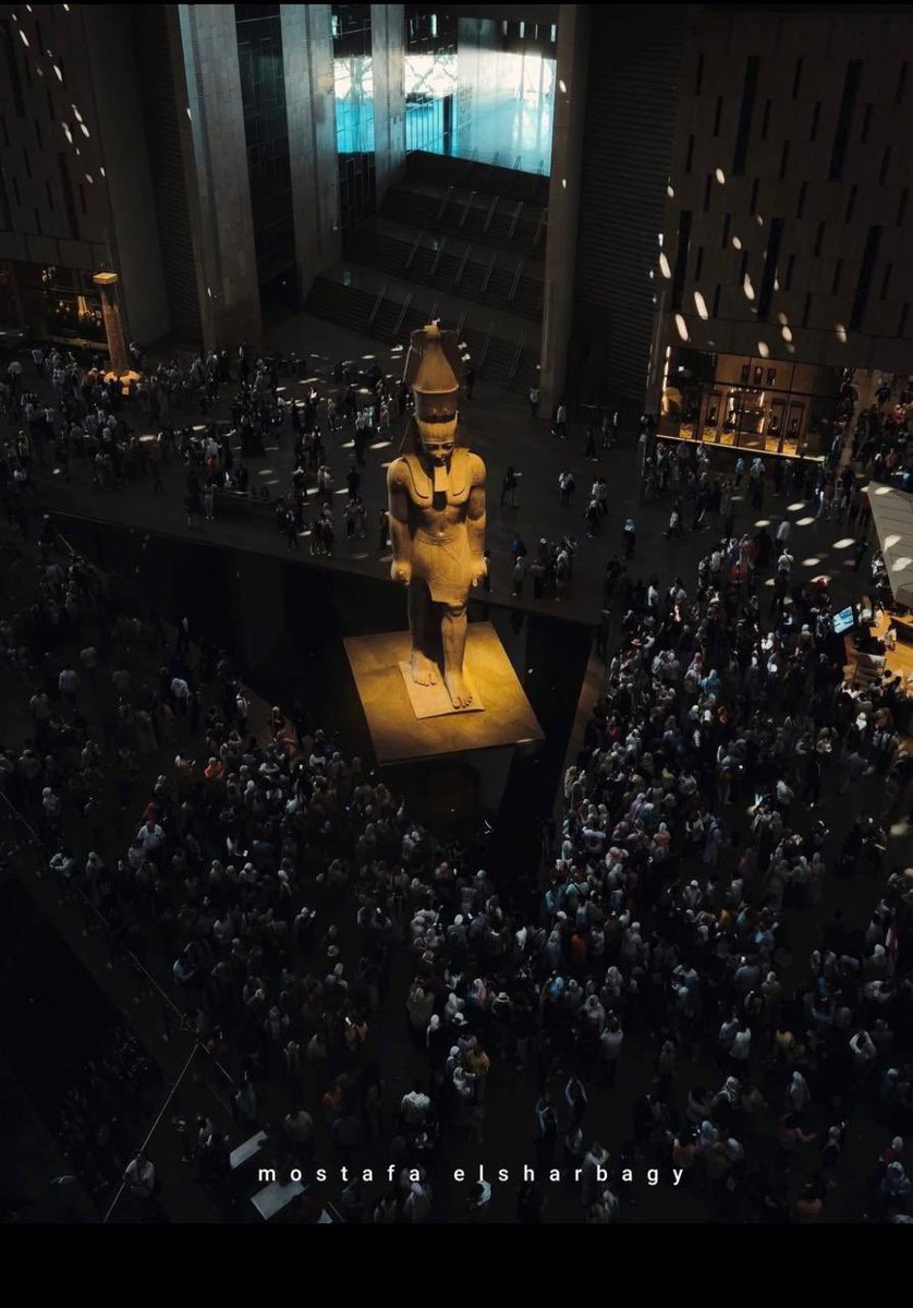 زي ما كنا زمان نروح كل جمعة عند بيت جدي ونتلم كلنا..
المصريين النهارده رايحين يقضوا أول أجازة بعد افتتاح المتحف  في بيت الجد الكبير .
نفس الروح، نفس اللمة، نفس الحنين للأصل.
دا مش زحام..دا لمة مصر في بيت الجد الكبير .
واللي ملوش كبير ..يرجع للمتحف  المصري الكبير .