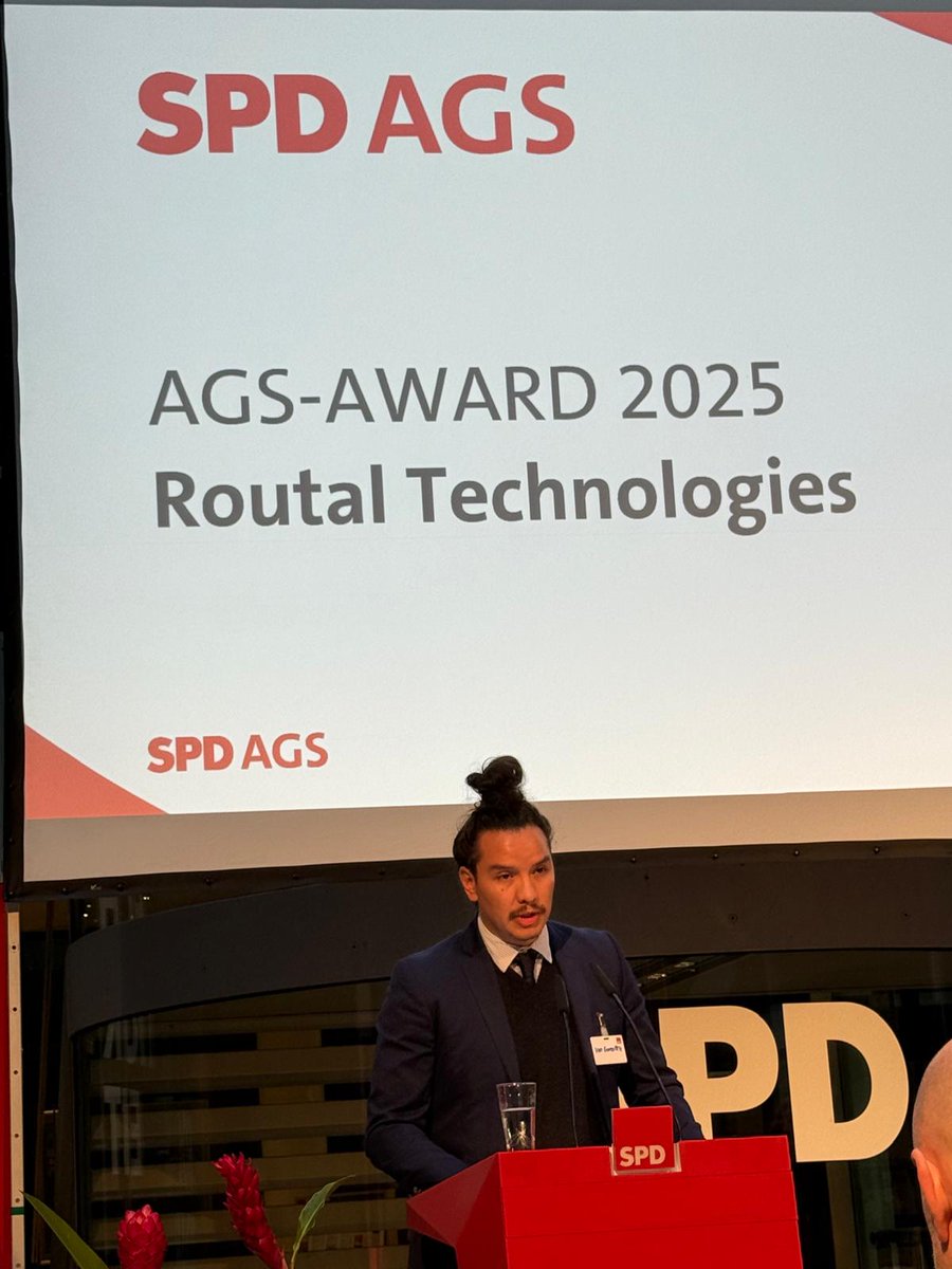 🔵Nos encontramos en los Premios de la AGS-SPD en Berlín, donde se ha entregado el reconocimiento al talento innovador español y a la colaboración europea en el impulso de soluciones tecnológicas para un futuro urbano más sostenible a <a href="/routal_com/">Routal</a>. 
El premio fue entregado por