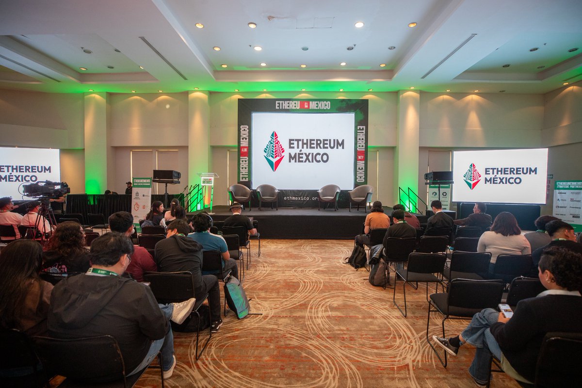 Cripto_UNAM's tweet image. ¡Qué fin de semana épico! 🤯 CriptoUNAM demostró el talento universitario de México en @ethereum_mexico  2025 en Monterrey. Llevamos varios equipos a competir y el nivel fue increíble. #ETHMexico2025

Un evento cargado de código, comunidad y ¡muchos mariachis! 🇲🇽🎺 🧵 Hilo de lo…