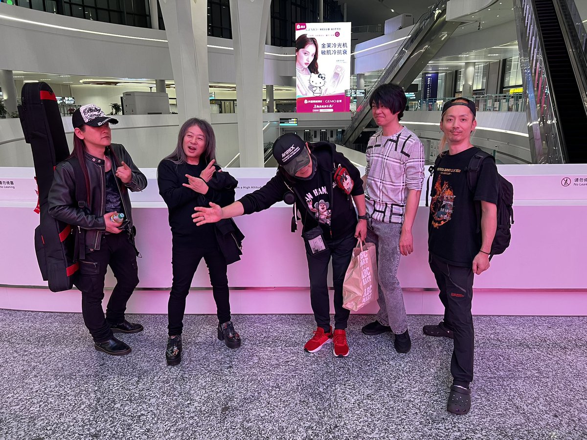 GALNERYUSOFFIC2's tweet photo. GALNERYUS、杭州に到着❗️

日付変わってまずは本日は杭州でのライブとなります。

体調崩さずこの中国ツアー、乗り切るぞ‼️ https://t.co/bZmOE84Sxe