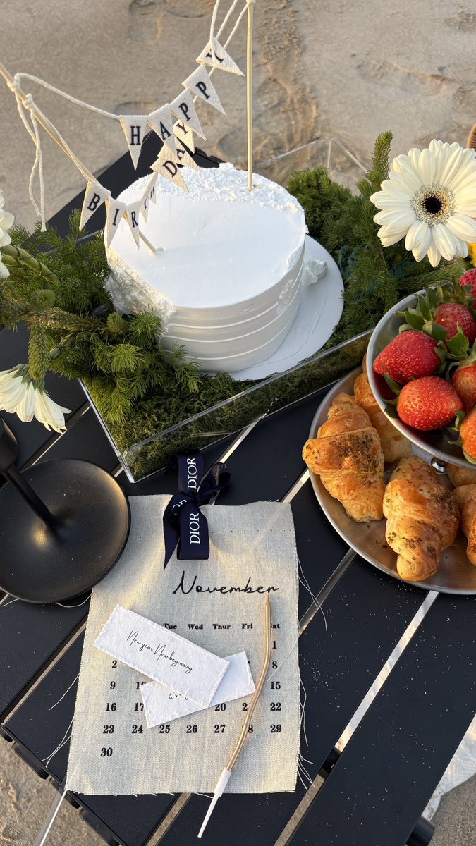 مع وضع الكيكة! والتقلبات اللي صارت لها… لكنّا احتفلنا 🥳🤍.