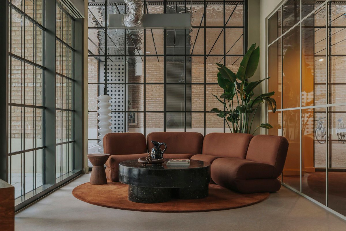 Archello's tweet photo. Meadow by A-nrd Studio transforms a 900 sqm Westbourne Park site into a tactile, sensory workspace.
https://t.co/TxAwMwdIiQ
#MaterialDrivenDesign #AdaptiveWorkspace #TactileInteriors https://t.co/QsXhpEAzqP