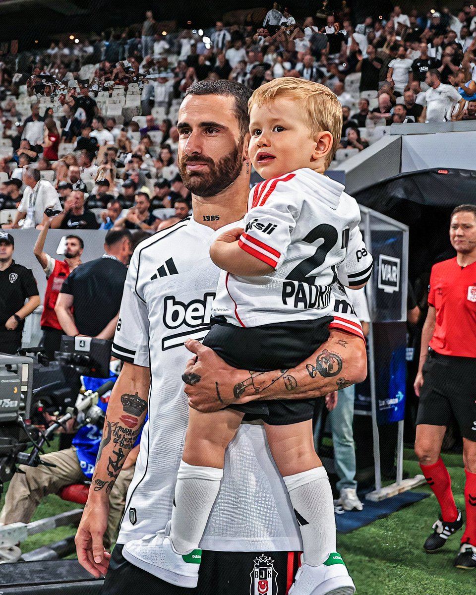 İlk geldiğinde sahada bi anasını sikmedikleri kaldı. Kaç defa ayağını kırmaya yeltendiler, artık kamuoyu baskısından kırmızı kart vermeye başladılar. Yoksa kart vermiyordu hakemler. O kadar tekme yedi sakatlanmadı. Takımın en skorer oyuncusu oldu. Sonra bir hoca çıktı geldi,