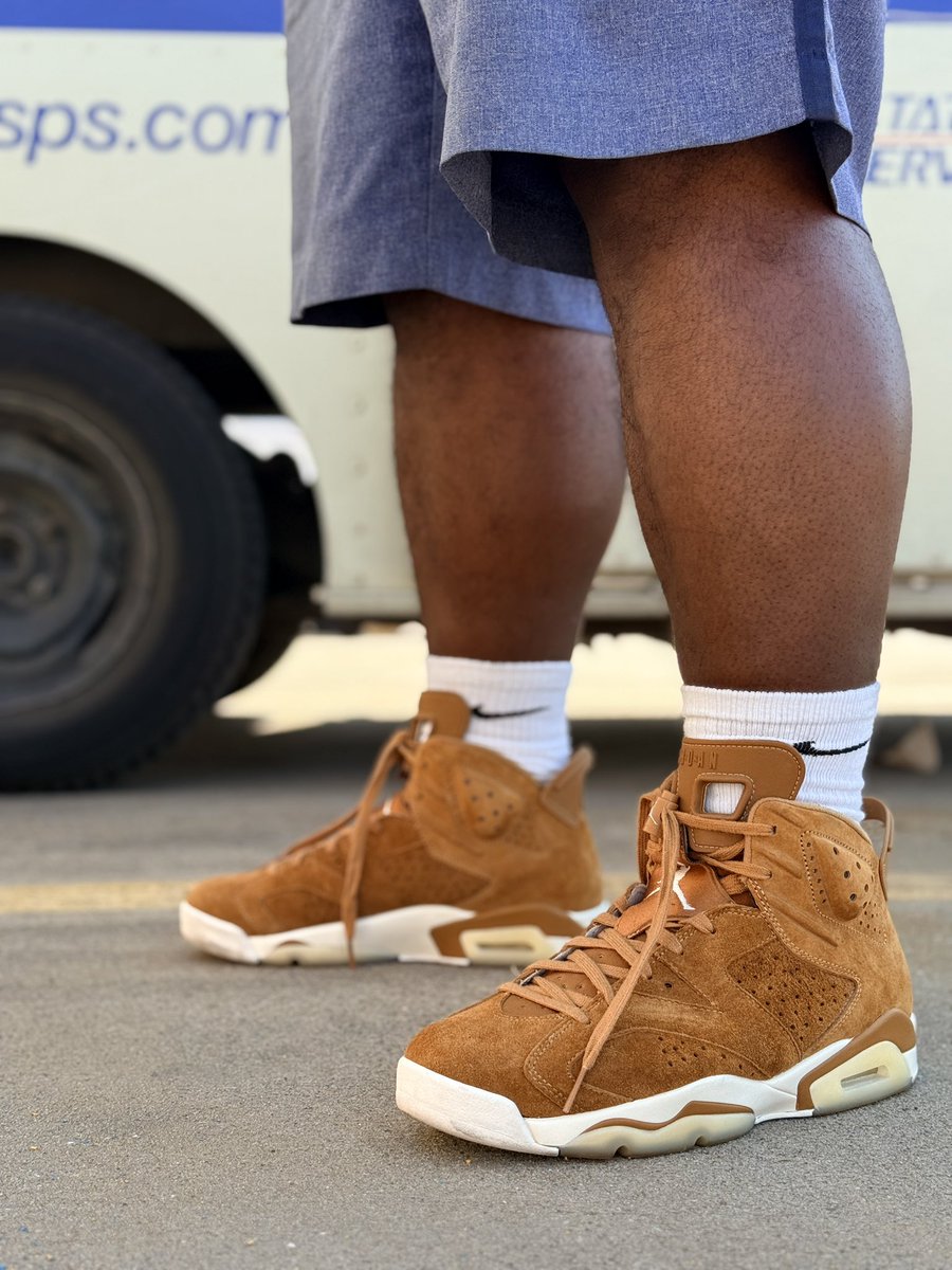 p_kicks23's tweet photo. Todays on 👣 from your friendly neighborhood mailman 📬
Air Jordan 6 “Wheat”
Color: Golden Harvest/Elemental Gold
Style Code: 384664-705
Release Date: November 21, 2017
Price: $190
#sneakerhead #YourSneakersareDope #sneakeradmirals #complexkicks #kotd https://t.co/Dg5pOk4bdQ