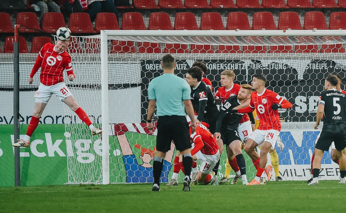 OFC_offiziell's tweet photo. Die zweite Hälfte läuft. 🔴⚪️ #OFCSCF #kickersoffenbach #nurderOFC #dasistoffenbach https://t.co/pZgSaZeRQK