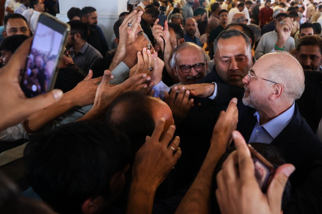 حضور قالیباف تو نماز جمعه کراچی پاکستان فارغ از اهمیت شخص رئیس مجلس، عمق نفوذ جمهوری اسلامی رو نشون میده🇮🇷