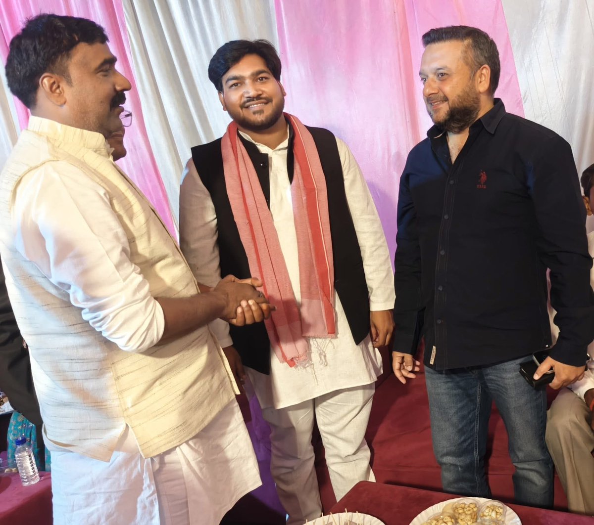 Gauravmla786's tweet image. हमारे भतीजे के जन्मदिन के मौके पर समाजवादी पार्टी के सांसद(मोहनलालगंज)माननीय आर के चौधरी जी, ब्लॉक प्रमुख (हैयरिंगटनगंज)अंकुर सेन यादव जी, पार्षद महोदया ममता रावत जी, बड़े भैया विजय सिंह यादव जी,बड़े भाई विनोद लोधी जी,बड़े भाई चौधरी शहरयार जी,भाई दारा सिंह यादव जी शामिल हुए
#PDA