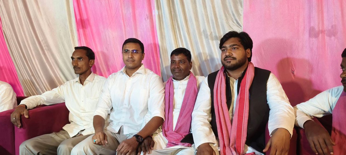 Gauravmla786's tweet image. हमारे भतीजे के जन्मदिन के मौके पर समाजवादी पार्टी के सांसद(मोहनलालगंज)माननीय आर के चौधरी जी, ब्लॉक प्रमुख (हैयरिंगटनगंज)अंकुर सेन यादव जी, पार्षद महोदया ममता रावत जी, बड़े भैया विजय सिंह यादव जी,बड़े भाई विनोद लोधी जी,बड़े भाई चौधरी शहरयार जी,भाई दारा सिंह यादव जी शामिल हुए
#PDA