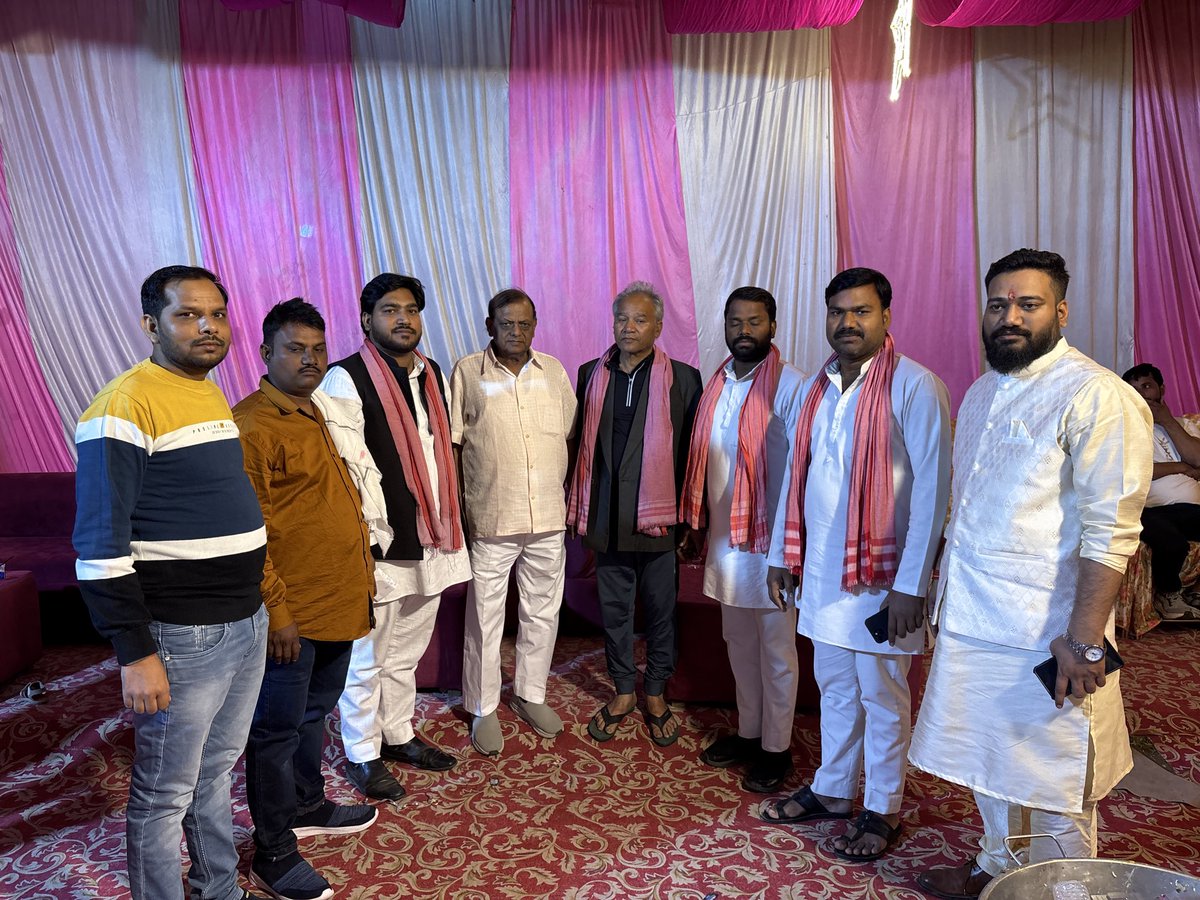 Gauravmla786's tweet image. हमारे भतीजे के जन्मदिन के मौके पर समाजवादी पार्टी के सांसद(मोहनलालगंज)माननीय आर के चौधरी जी, ब्लॉक प्रमुख (हैयरिंगटनगंज)अंकुर सेन यादव जी, पार्षद महोदया ममता रावत जी, बड़े भैया विजय सिंह यादव जी,बड़े भाई विनोद लोधी जी,बड़े भाई चौधरी शहरयार जी,भाई दारा सिंह यादव जी शामिल हुए
#PDA