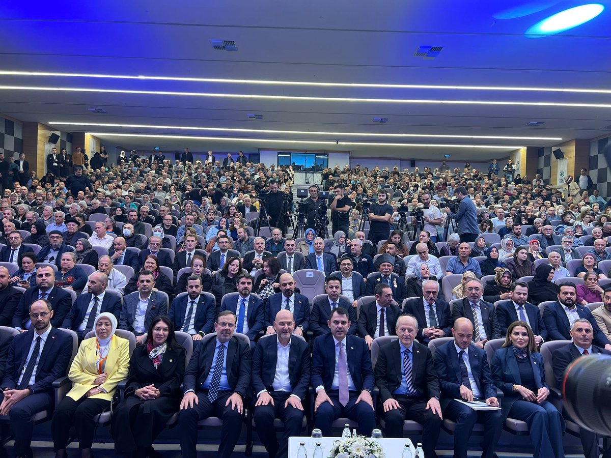 Bugün çok güzel bir ana şahit olduk.
Ataşehir’de 1.442 konutun ve 121 iş yerinin anahtarlarını vatandaşlarımıza teslim ettik.

Başta Çevre, Şehircilik ve İklim Değişikliği Bakanımız Sn. <a href="/murat_kurum/">Murat KURUM</a> olmak üzere, emeği geçen tüm ekibe teşekkür ediyoruz.

Hak sahiplerine hayırlı ve