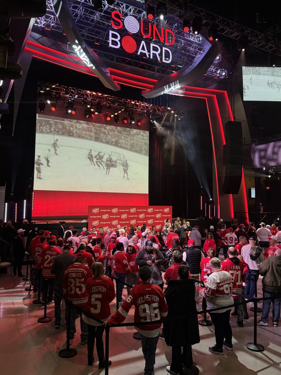 It's a great day for hockey!
The Red Wings Alumni are ready to meet the fans at today's Fan Fest.
Stop by for a chat and an autograph ! 📸
