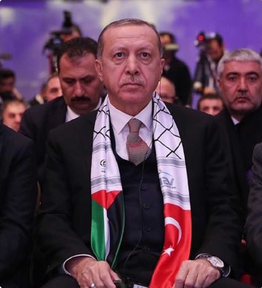 القرار الذي انتظرناه من بداية الطوفان:
أصدرت #تركيا أوامر اعتقال ضد 37 شخصية إسرائيلية من بينهم #نتن_ياهو وكاتس وبن غفير بتهمة ارتكاب جرائم إبادة جماعية في قطاع #غزة.
ونأمل من باقي الدول الإسلامية أن تتخذ الخطوة نفسها ضد عصابة الإبادة ورموزها من القتلة المتطرفين. #فلسطين_قضيتي