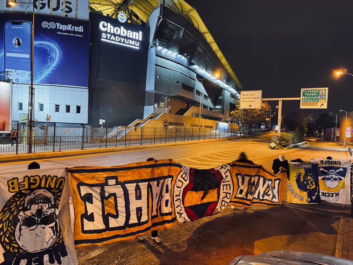 ultrAslan UNI, ele geçirdiği UNI GFB pankartlarını Kadıköy'e götürerek ters açtı.