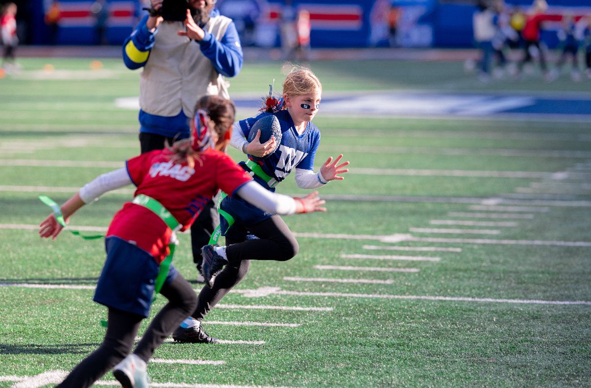 GiantsCRDept's tweet photo. The Greenwich Girls Flag Football League showed out during their halftime exhibition game at MetLife Stadium last week! https://t.co/jxbTGFjPxg
