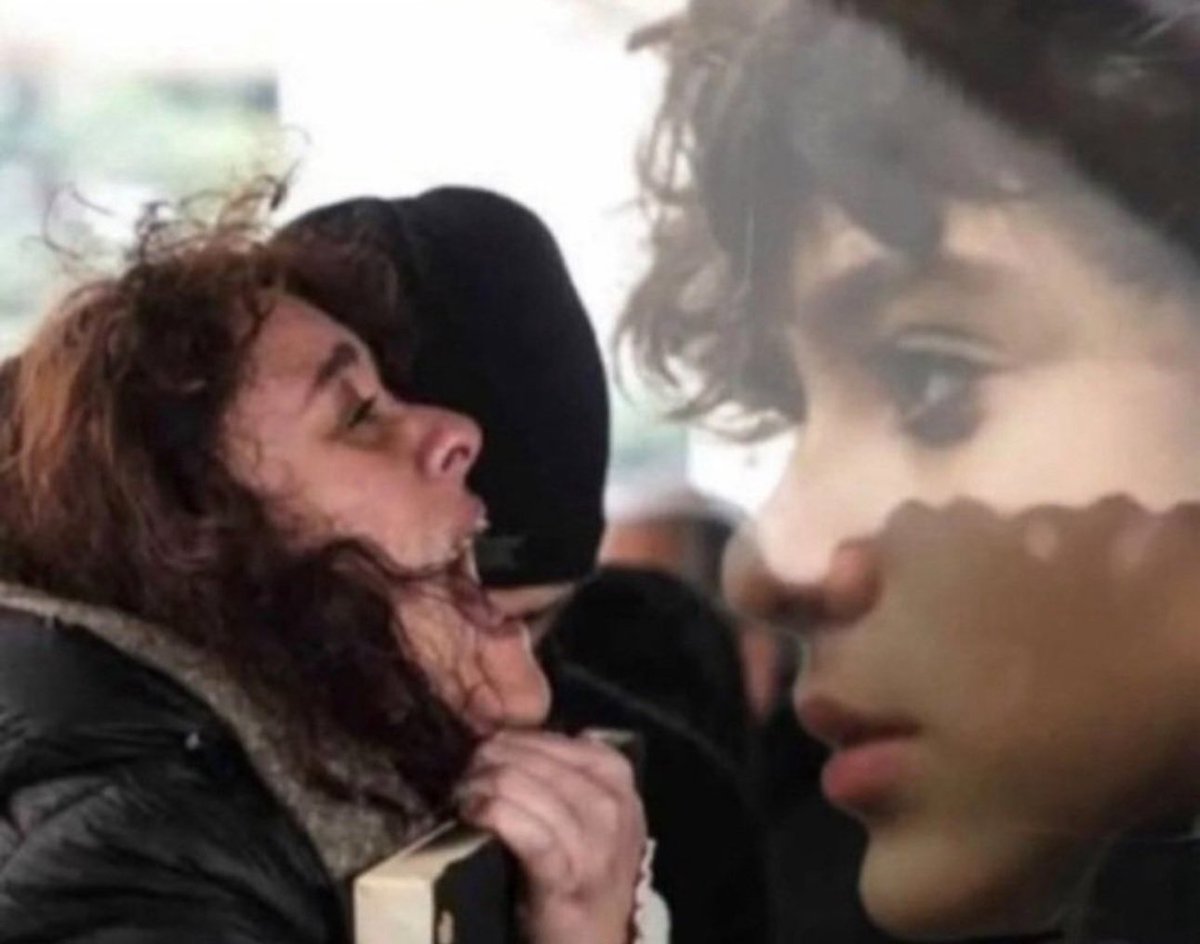 Evladın 35 yaşında da olsa gözünde hep o ilk kucağına verildiği kundaktaki hali kalır..
Yaseminin gözünde kalan halini tahmin edebilir misiniz?ben ediyorum.
yoğun bakımda gözlerini hiç açmadan ağzında burnunda hortumlarla bilmem kaç makineye bağlı yattığı hali kaldı,o bembeyaz