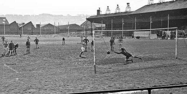 Ground2GroundNE's tweet photo. In 1930, @GatesheadFC traces its lineage to the relocation of neighbours @SouthShieldsFC, which moved from their Simonside Ground to Gateshead due to financial difficulties, establishing the new Gateshead AFC at Redheugh Park https://t.co/y0qd0JZBlQ