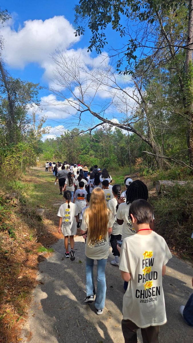 RobersonSpring's tweet image. Our Environmental Science students traded the classroom for the great outdoors at Jesse Jones Nature Center today. 🌲
They hiked the trails, spotted local birds flexing their feathers, and even tested water samples from Spring Creek like real-world scientists. 🧪🌊