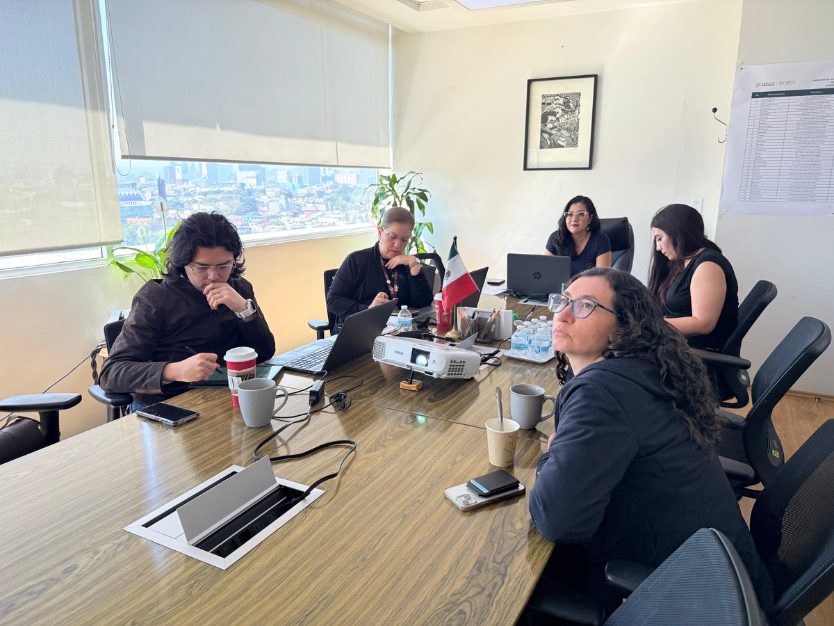 RockAvilaISSSTE's tweet photo. El equipo de la Dirección de Oficinas de Representación del @ISSSTE_mx, siguiendo con atención la comparecencia del Director General, @martibatres, ante la Cámara de Diputados.

Reconocemos su compromiso con el fortalecimiento del Instituto.
#ComparecenciaBatresISSSTE https://t.co/sxB50IXTGi