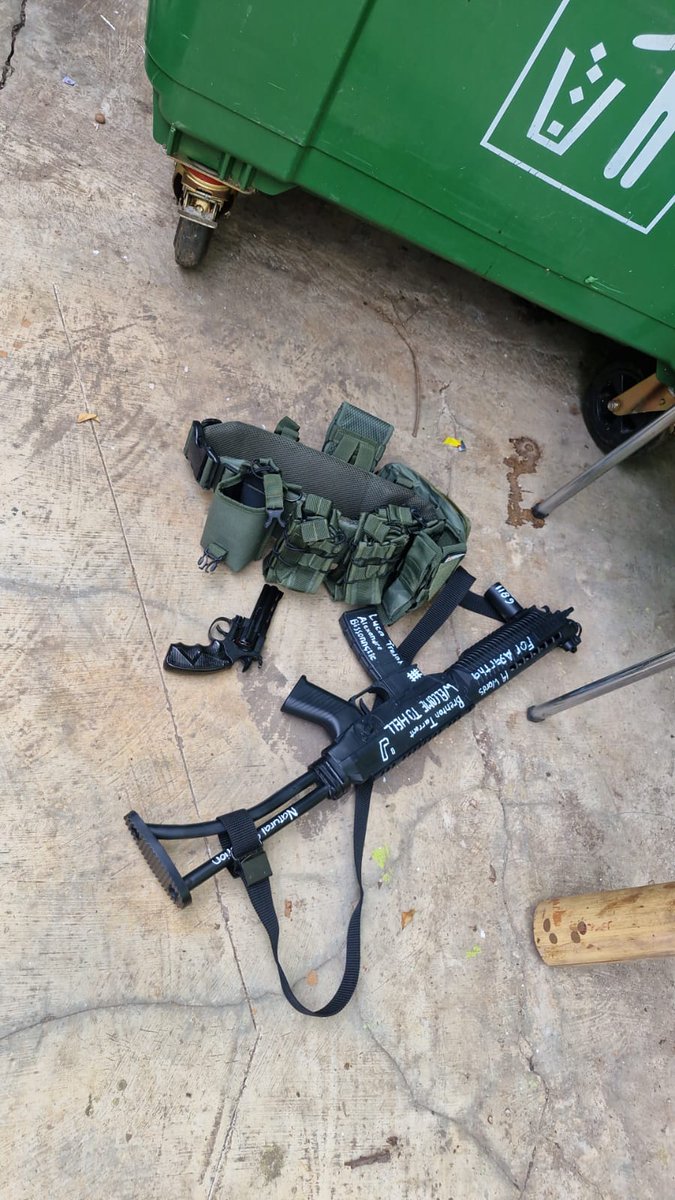 Makna Tulisan pada Senjata Pelaku Ledakan di SMAN 72 Jakarta Utara

FN seorang pelaku peledakan di SMAN 72 Kelapa Gading Jakarta Utara membawa sebuah senjata api mainan.

Dua senjata mainan berjenis pistol dan senjata laras panjang itu memiliki beberapa tulisan.

Tulisan-tulisan