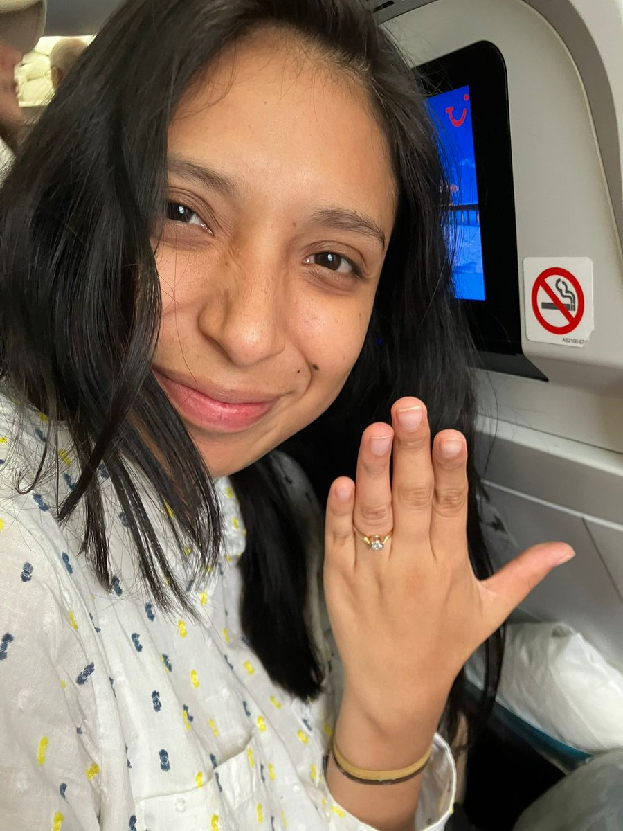 Fernanda_Pereez's tweet photo. En el vuelo de regreso fue sumamente cansado 😭
12 horas de regreso, con gripa, la bebé moviéndose como loca, pero feliz!!! ♥️♥️♥️ https://t.co/6FDg44FMyL