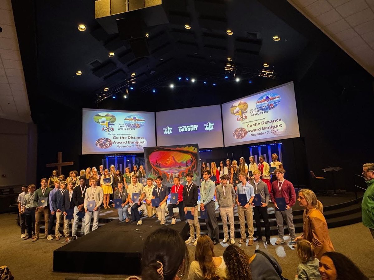 Congratulations to Brynleigh for receiving the FCA Go the Distance award for our team this season! Varsity players and coaches came out to celebrate her and enjoy the excellent presentation from Ben Glenn the Chalk Guy!