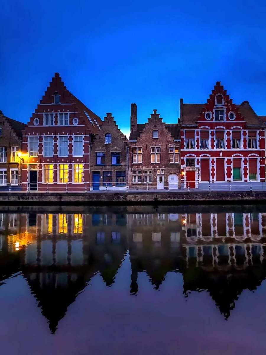 Going into weekend mode with these reflections of the Verversdijk during blue hour. Did you know that this picturesque spot is named after the medieval dyers who once worked here, adding vibrant hues to the famous Flemish cloth? 😀

📸: instagram.com/olgadesc/