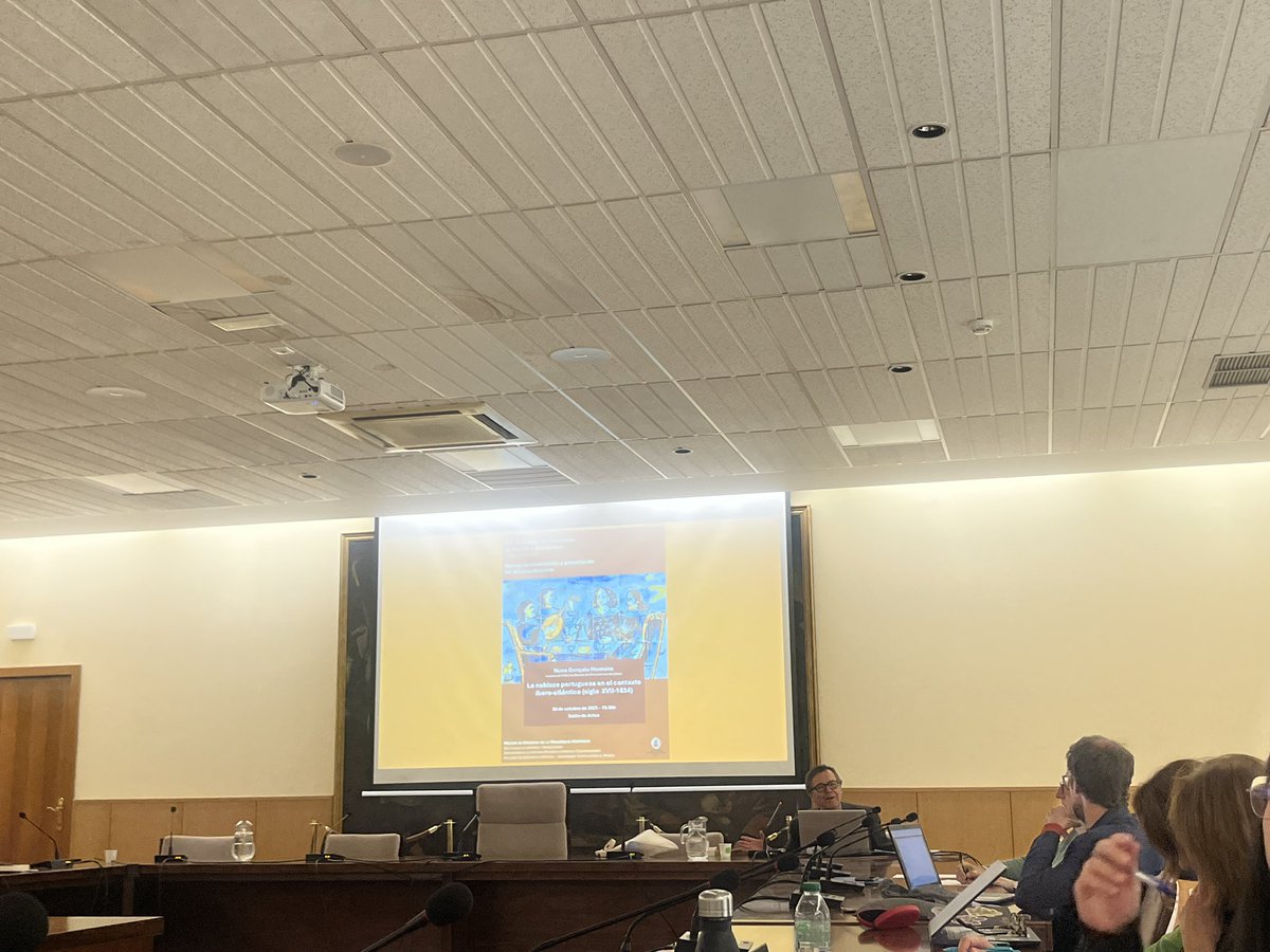 monarqhispanUCM's tweet photo. 📸 🛡️ La semana pasada tuvimos la conferencia inaugural de nuestro Seminario Internacional de la mano de Nuno Gonçalo Monteiro (ICS-@NOVAunl), que nos propuso una dimensión metodológica  para el estudio de las noblezas en España y Portugal. ⚜️¡Gracias a quienes nos acompañaron! https://t.co/SKH06BfjOD