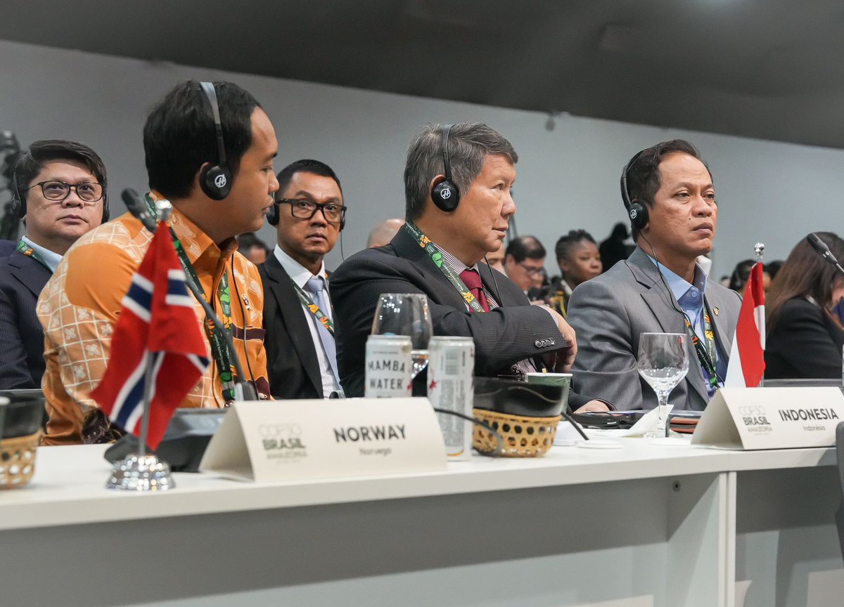 Indonesia menegaskan kepemimpinan iklim di #COP30 dengan langkah konkret: investasi dekarbonisasi US$7,7 miliar/tahun, penghentian PLTU baru sejak 2023, target 23% energi terbarukan 2030, deforestasi turun 75%, dan pengakuan 1,4 juta ha hutan adat.
#AksiIklim #KLH