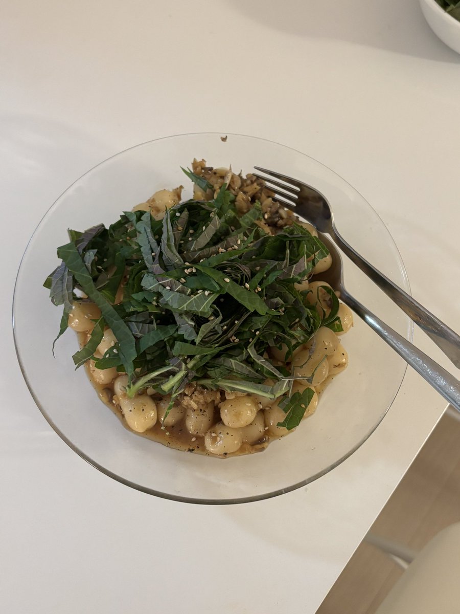 비건 마늘궁중떡볶이 초간단이어요~~🦥
버섯 많이 넣었다고 생각했는데 볶으면 얼마 안 돼요!
깻잎을 처음에 두껍게 썰었다가 레시피 보고 가늘게 썬다고 썰었는데.. 두껍게 썰었으면 클날뻔
철분도 보충하고 이거 완전 건강 레시피 ..💛
#나의비거니즘일기