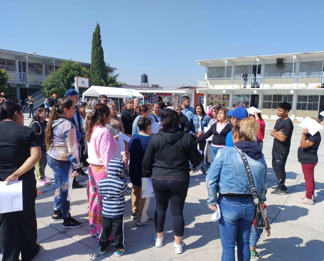 Sec_Tenoch120's tweet photo. Jornada por la Paz y Contra las Adicciones. Contamos con la valiosa participación de madres y padres de familia, así como del personal escolar, quienes se sumaron con entusiasmo a esta importante labor formativa. Gracias #Juntosvolamosalto #Tenochtitlan120 #Prevención https://t.co/lJwRH92AIU