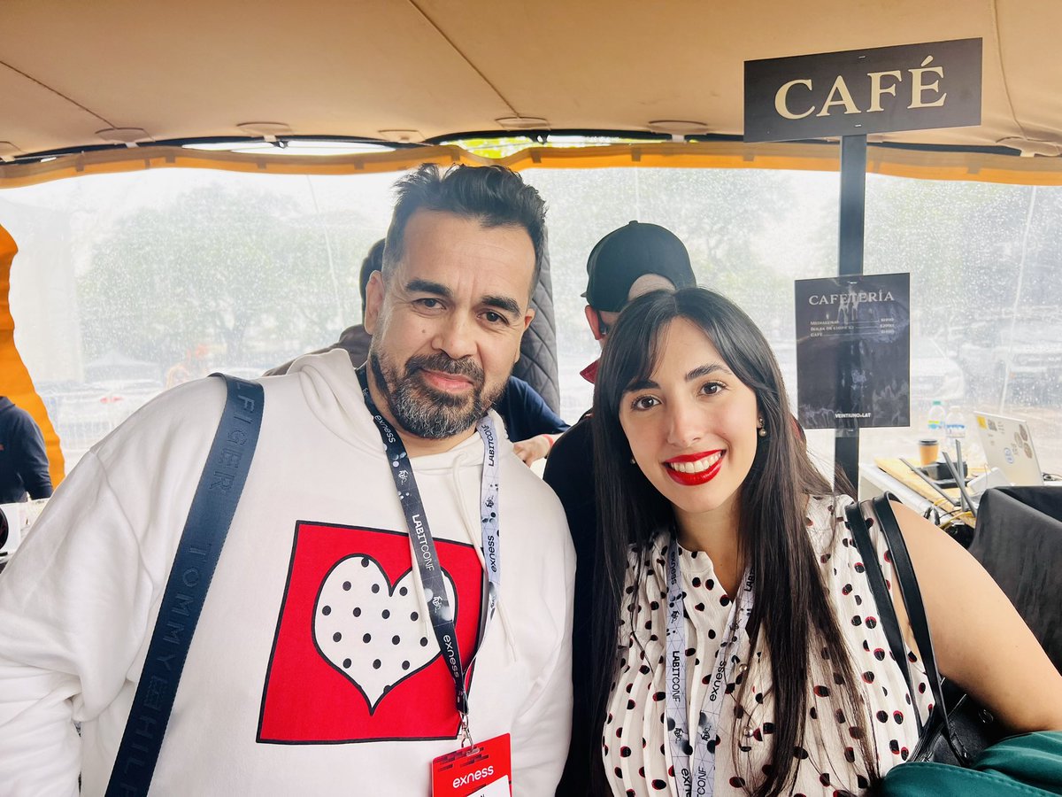 HMRD19's tweet image. Sergito!!! @tronco , Flaco @opasset !!! mira con quien estoy!!!
Muy contento de conocer esta pareja exitosa son divinos!!!
@yayimoralesok y @juanif17 .
Espero verlos en el asado, ya mandé el Mail.

#sandubernews 
#labitconf 🇦🇷 
@labitconf (excelente evento)