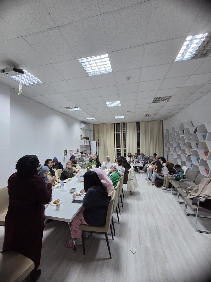 Bu akşam kıymetli vaizemiz Fatime hocamız hocamızla gönlümüze dokunan, bizleri düşündüren samimi ve bereketli bir hasbihal gerçekleştirdik. 🌸Günümüzün sorunları üzerine anlamlı değerlendirmelerde bulunduk.

📍Malatya Yurdu

#GSBYurtları