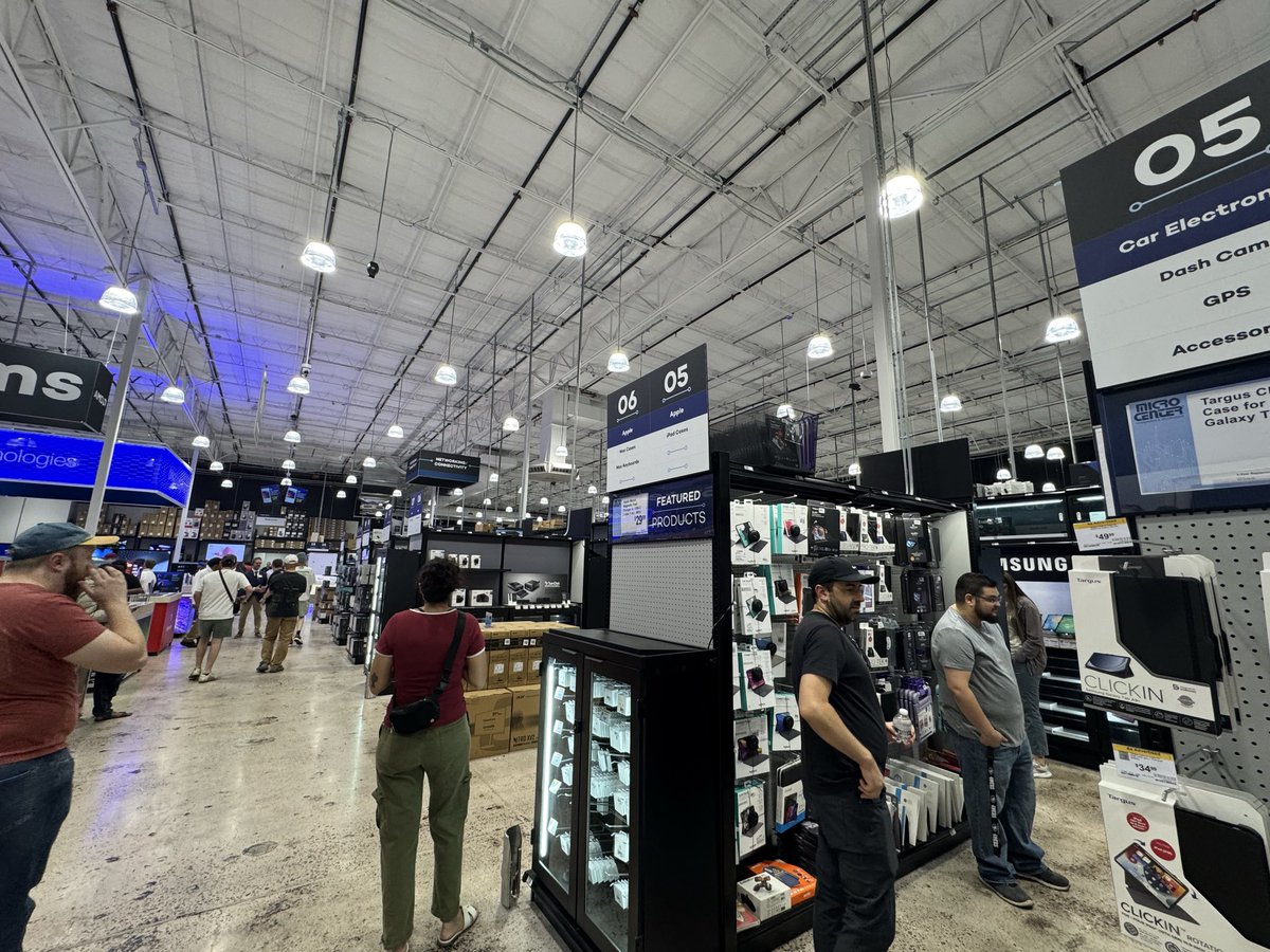 mlbanda's tweet photo. @microcenter Long lines and the suits standing around and not engaging with customers. https://t.co/f08We41mCU