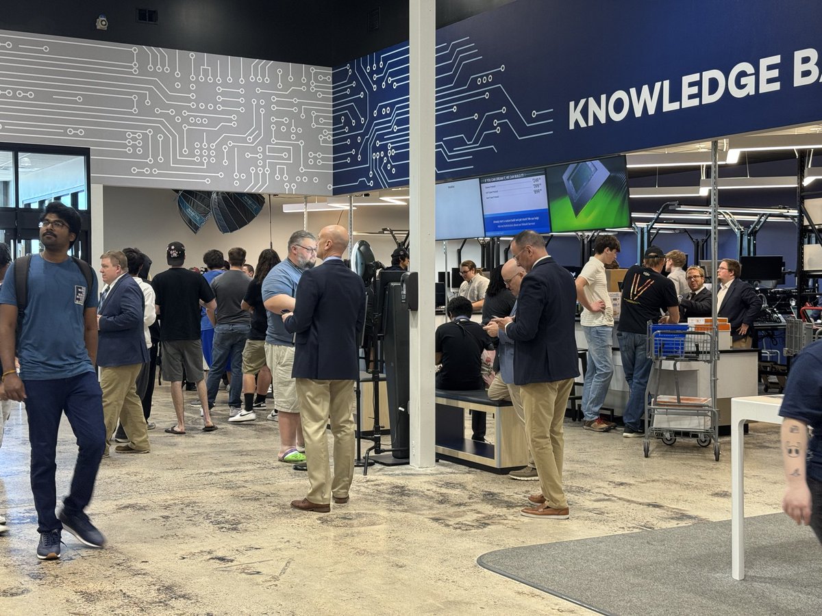 mlbanda's tweet photo. @microcenter Long lines and the suits standing around and not engaging with customers. https://t.co/f08We41mCU