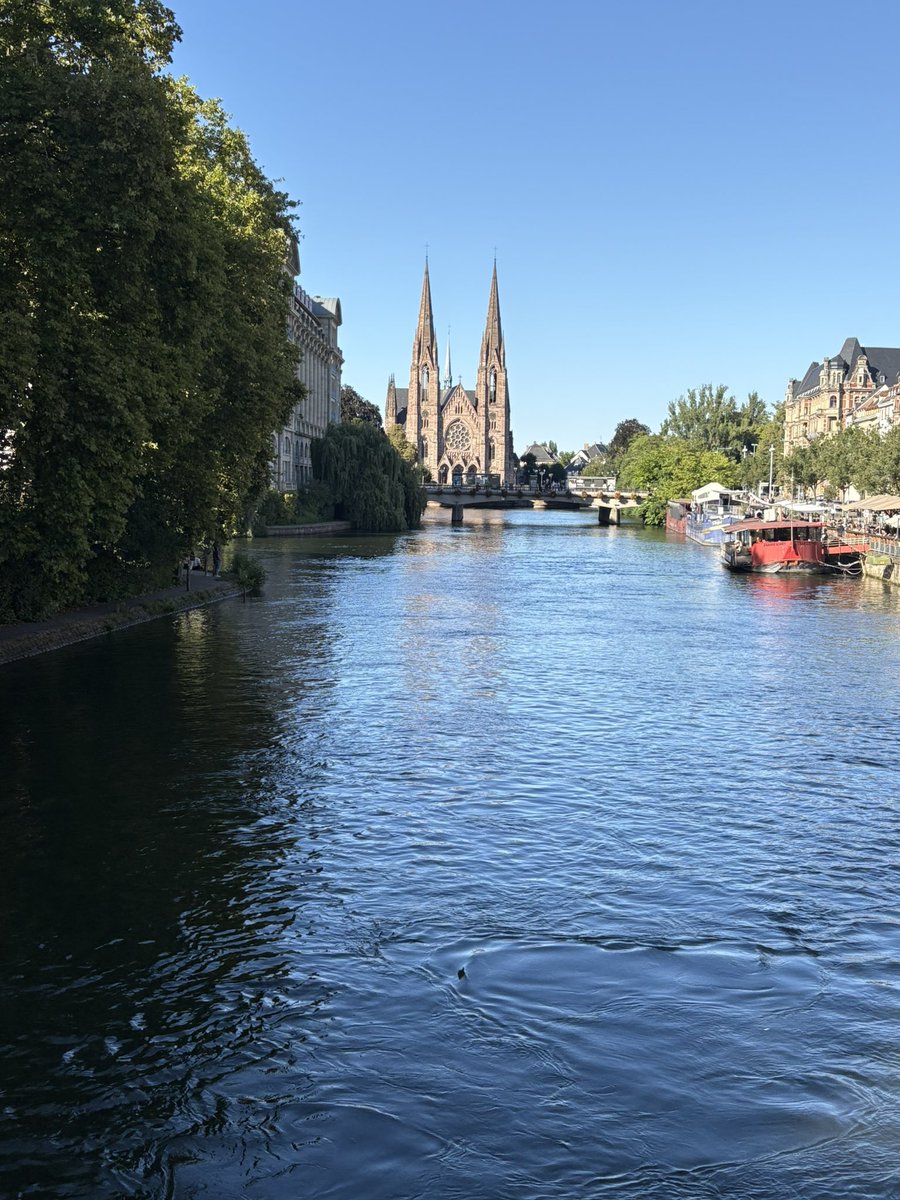 🌞📸 Strasbourg, une vue sur l’église Saint-Paul.