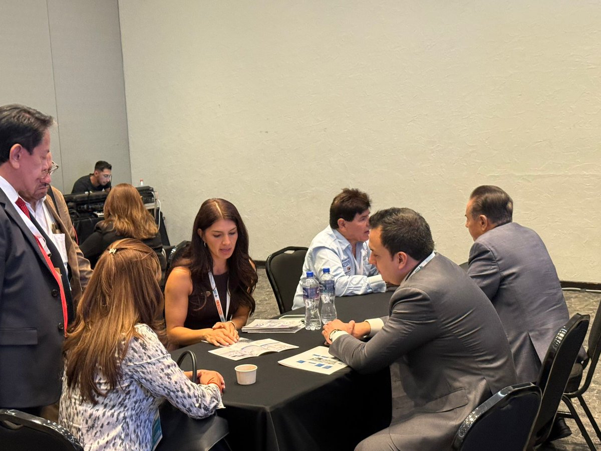 DispositivoMed's tweet photo. Gracias al Dr. Javier Dávila, Dir. Gral. de Planeación y Evaluación y a @SE_mx, por su visión y apertura en el B2B vivido en #MedicalExpo2025. Su impulso es clave para fortalecer la industria nacional de dispositivos médicos. ¡Vamos por la 2ª fase! 💼🇲🇽 #Salud #Innovación https://t.co/3zQqQgXIXJ