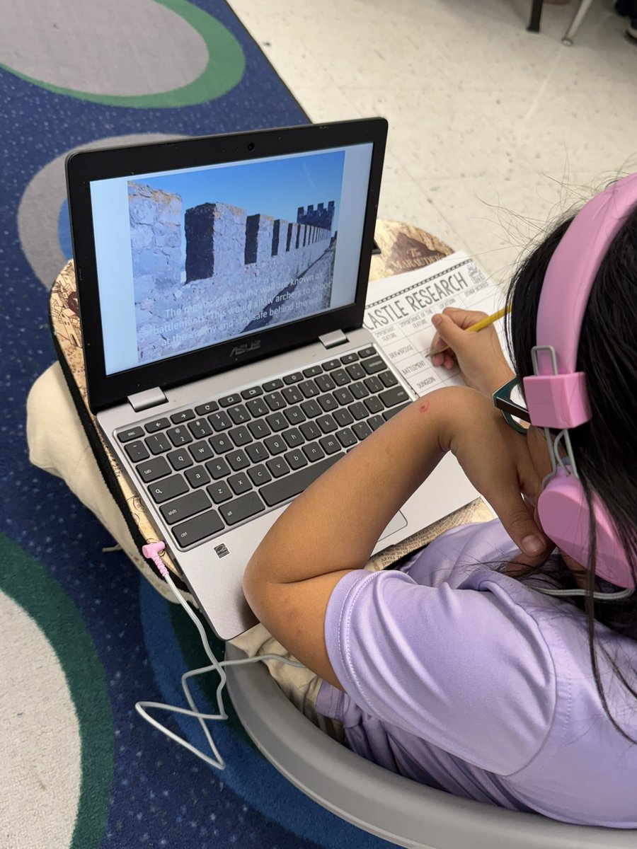 Third grade chose how they wanted to research and started studying the architectural features of castles to prepare for their fairytale engineering design challenge 🏰👸👑 #ourBMSA #OAISS