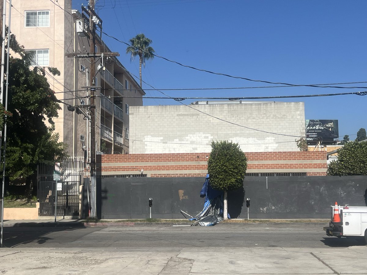BigK1701's tweet photo. @MyLA311 Think you guys forgot something. 7107 N Delongpre Ave. Hollywood. https://t.co/O6pXl5Q0EV