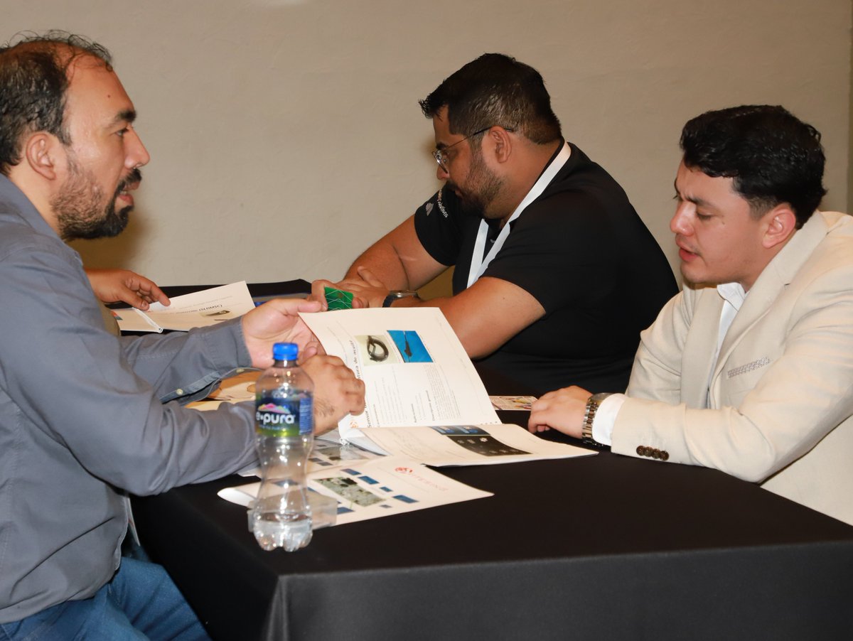 DispositivoMed's tweet photo. Gracias al Dr. Javier Dávila, Dir. Gral. de Planeación y Evaluación y a @SE_mx, por su visión y apertura en el B2B vivido en #MedicalExpo2025. Su impulso es clave para fortalecer la industria nacional de dispositivos médicos. ¡Vamos por la 2ª fase! 💼🇲🇽 #Salud #Innovación https://t.co/3zQqQgXIXJ
