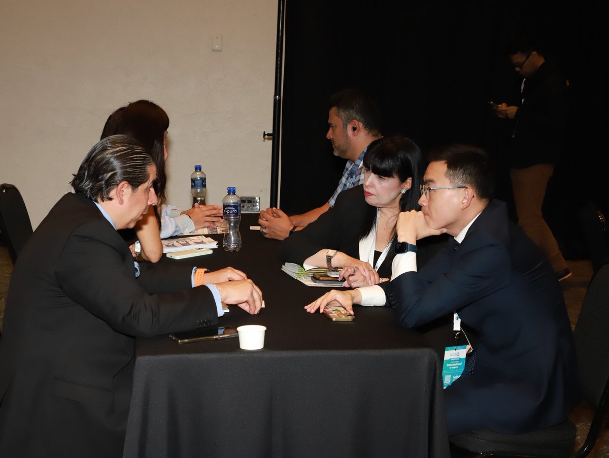 DispositivoMed's tweet photo. Gracias al Dr. Javier Dávila, Dir. Gral. de Planeación y Evaluación y a @SE_mx, por su visión y apertura en el B2B vivido en #MedicalExpo2025. Su impulso es clave para fortalecer la industria nacional de dispositivos médicos. ¡Vamos por la 2ª fase! 💼🇲🇽 #Salud #Innovación https://t.co/3zQqQgXIXJ