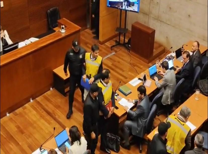 Fotaza , aquí los 2 abogados querellantes contra Jadue procesados por desfalco a Codelco. Mario Vargas y Eduardo Lagos. Ellos, presentando como testigo clave a un tipo condenado por contrabando, crearon el caso Achifarp. Y fiscalía y el CDE cayeron REDONDITOS. Ahora que se va por