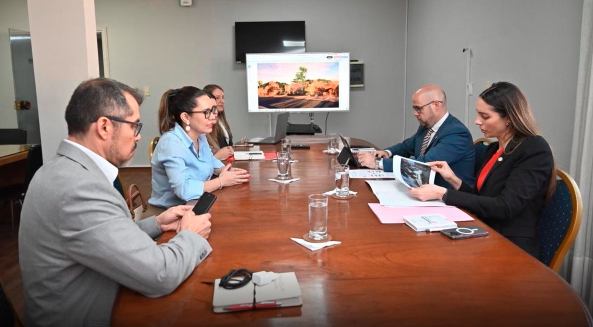 AngieDuartePy's tweet photo. Compartimos con la Ministra @albertini_anto    @OPDPARAGUAY  los principales avances y proyectos estratégicos que impulsamos para cerrar el año y proyectar el 2026 con fuerza.

📍 Camino de los Jesuitas: pronto contará con una oficina oficial para fortalecer su gestión y promoción.
📘 Guía de Inversiones Turísticas: diseñada para atraer capital nacional e internacional.
🌍 Campaña de promoción internacional: posicionará a Paraguay en nuevos mercados.
🏘️ Revitalización de Loma San Jerónimo: mejora de experiencia turística y desarrollo comunitario.
🤝 Cooperación con Türkiye: nuevas oportunidades de intercambio y crecimiento.

Este encuentro reafirma nuestro compromiso con el turismo sostenible y el bienestar de las comunidades paraguayas. 💪✨
