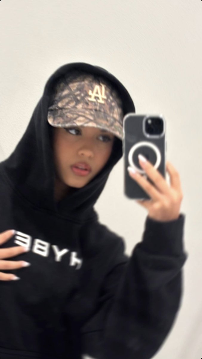 preludeupdate's tweet image. 🌟- Samara via stories com o moletom da HYBE. 

Linda nossa menina ❤️