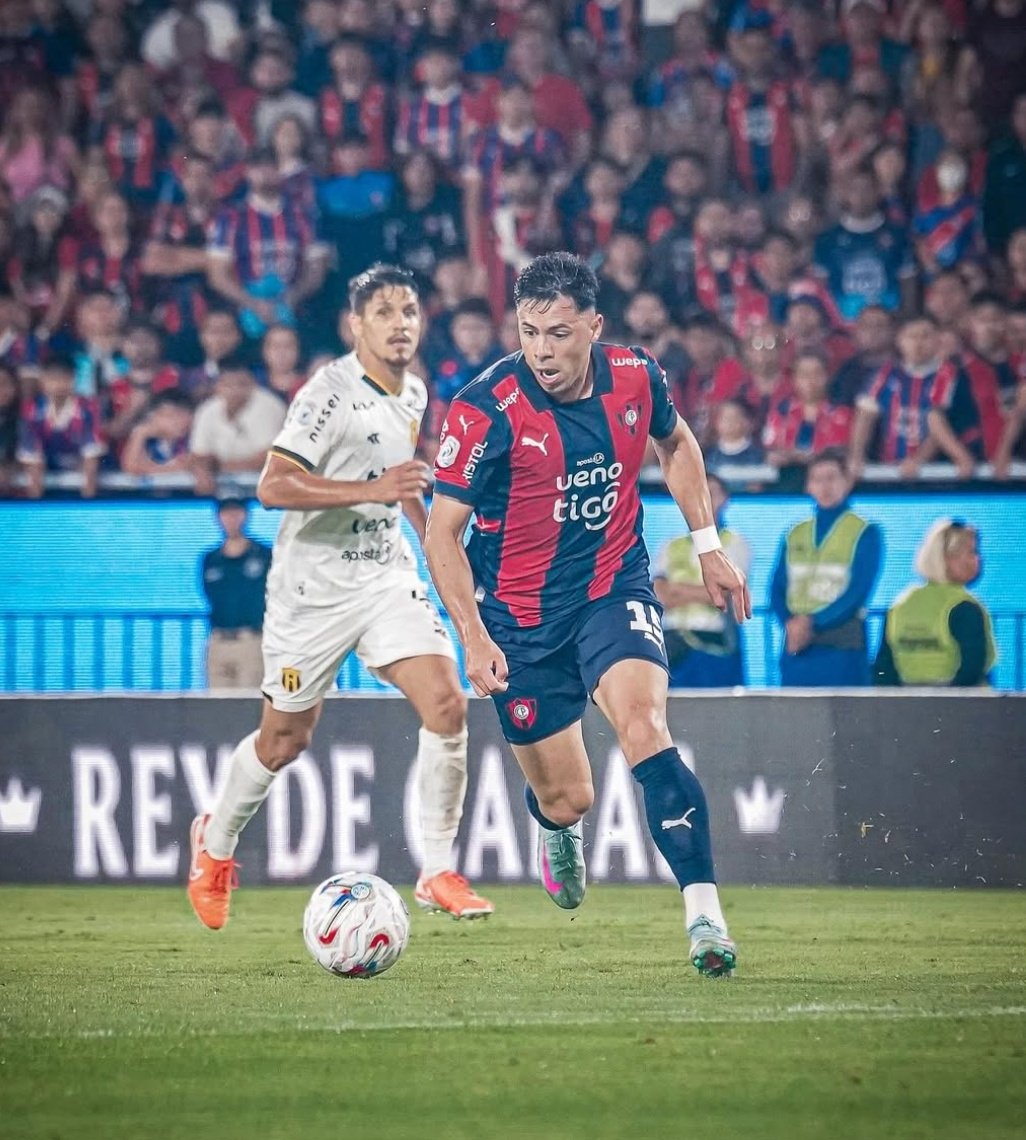 Blas Riveros convocado:

•Jugador con más asistencias del Clausura (6).
•10 porterías imbatidas en 23 partidos jugados.
•9 intervenciones defensivas por partido.
•82 % de precisión en pases.
•65 % de precisión en regates.