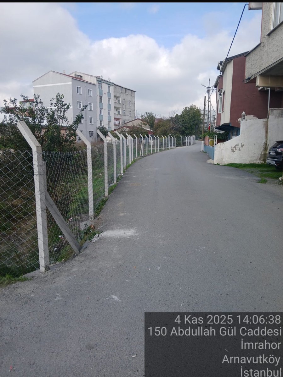 💧 Arnavutköy İmrahor Mahallesi – Dere Kenarı Güvenlik İyileştirmesi

Arnavutköy İmrahor Mahallesi, Öztoprak Sokak güzergahı, çevredeki okullara giden öğrencilerin sıkça kullandığı bir yol.
Bu bölgeden her gün çok sayıda çocuk ve yaya geçişi olduğu için, dere kenarında açıkta