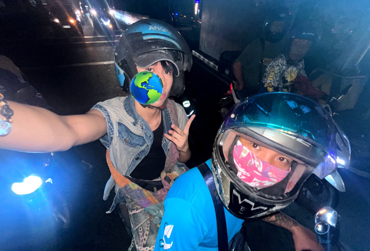 blobzter_'s tweet photo. just booked the coolest angkas rider ever his helmet had built in earphones and we can talk through them like we on a phone call #tuffshit
he also asked me to connect to the bluetooth and jam together IN OUR HELMETS. how crazy is that https://t.co/2SDNSkA4qj