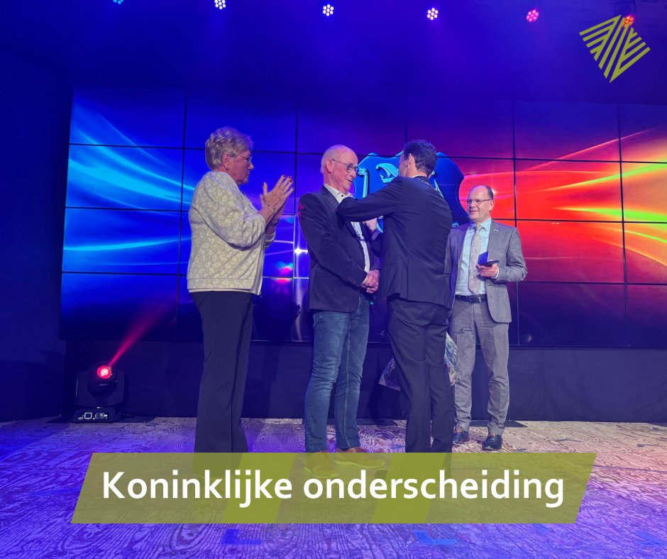 🎖️ #KoninklijkeOnderscheiding | Vanavond is Theo Ruikes uit Zevenaar benoemd tot Lid in de Orde van Oranje-Nassau. En niet zomaar: burgemeester Lucien van Riswijk reikte de onderscheiding al zingend uit! Meer lezen ➡️ social.zevenaar.nl/47vwXxq