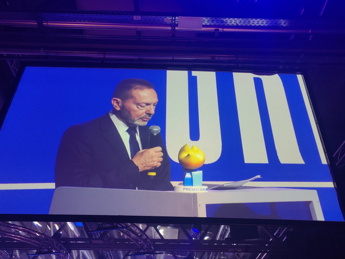 Nell'anniversario della Rivoluzione d'Ottobre, il governatore della Banca centrale greca, Yannis Stournaras, riceve il Premio #BrunoLeoni2025 a nome del suo paese, per il percorso di risanamento che ha saputo mettere in atto