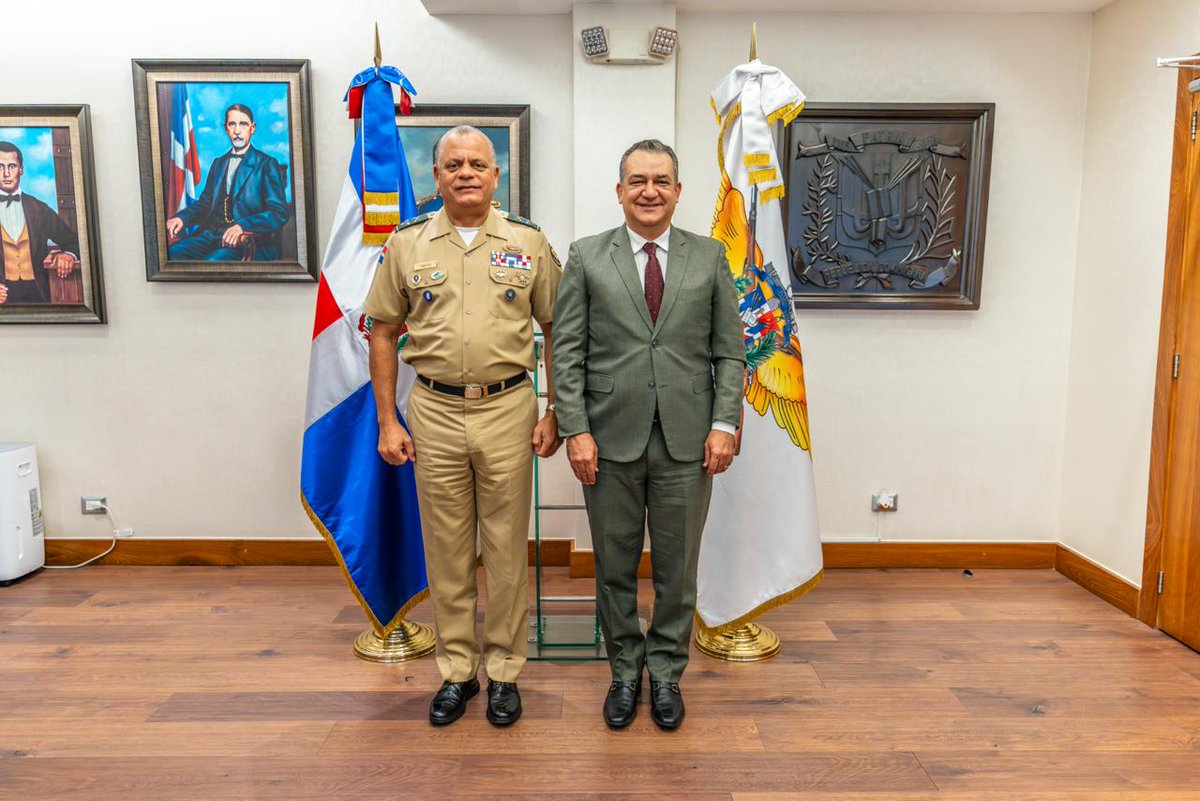 juntacentral's tweet photo. El presidente de la JCE, @RomnJquez, realizó una visita de cortesía al ministro de Defensa, teniente general, Carlos Antonio Fernández Onofre.

Durante el encuentro, Jáquez Liranzo hizo entrega de un ejemplar de las colecciones de los concursos de ensayo "Democracia e Identidad" que ha realizado la JCE a través de su Instituto de Formación Política Electoral y del Estado Civil (IESPEC).