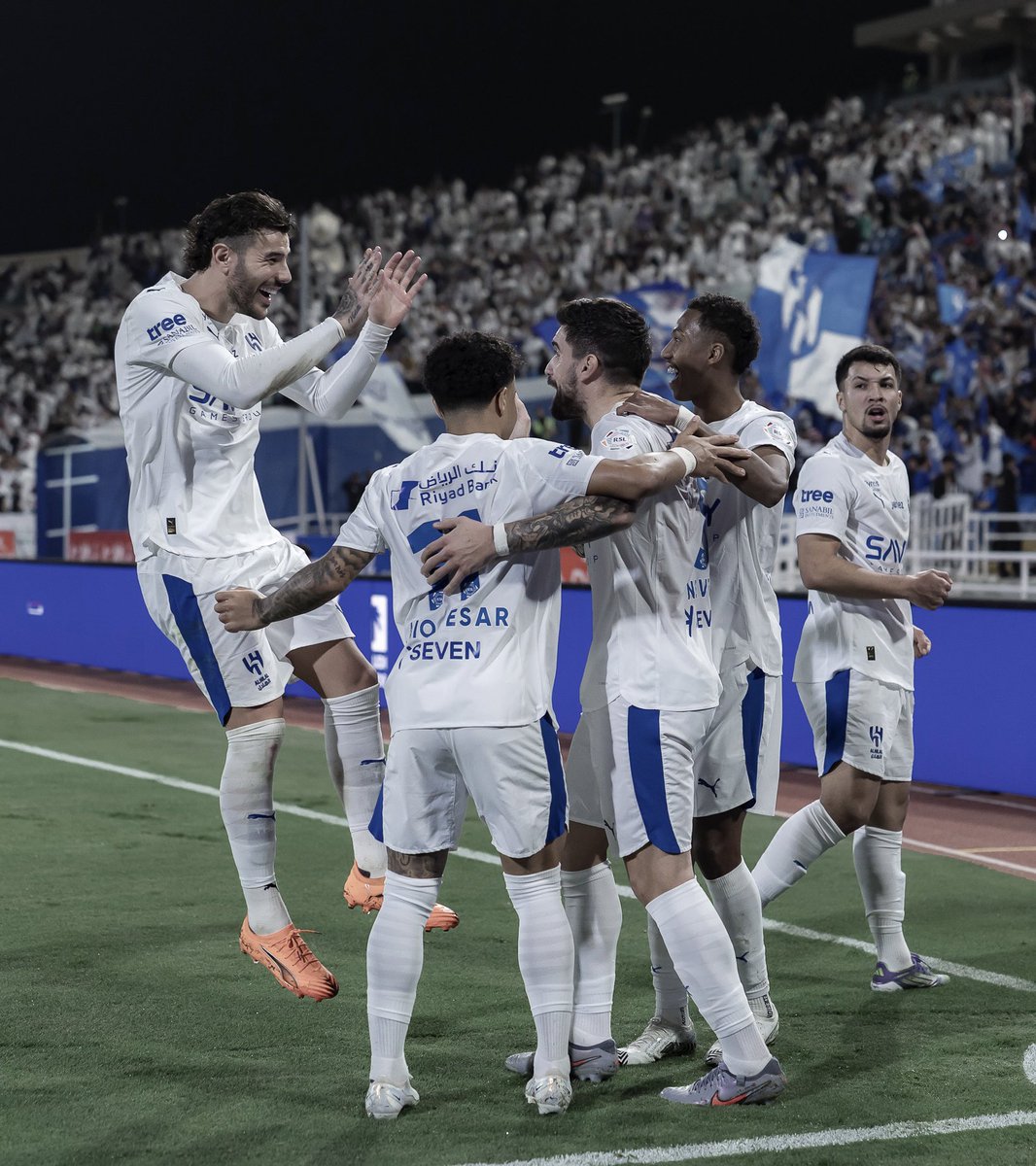 " عز الله ان الأرض تبتهج لا فاز الهلال "💙💙💙